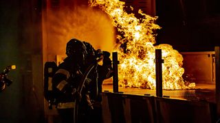 Incendiu pe strada Preciziei din Capitală. Pompierii intervin