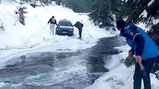 Trei tineri din Arad au rămas blocaţi cu mașina pe un râu îngheţat