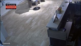 VIDEO | Un hoț a fost prins după ce a furat banii unui cabinet veterinar din Timișoara