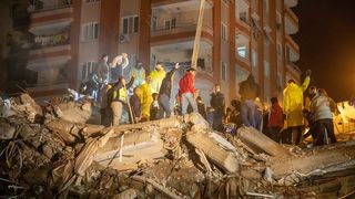 VIDEO Miracolul de sub ruine: O familie de cinci persoane au fost găsită în viaţă sub casa prăbuşită