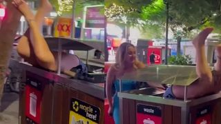 A rămas &icirc;nțepenită &icirc;ntr-un coș de gunoi după o &bdquo;noapte sălbatică&rdquo; &icirc;n oraș. VIDEO viral