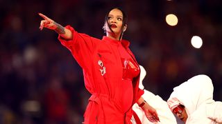 VIDEO - Rihanna, show de zile mari &icirc;n pauza Super Bowl 57. Artista este din nou &icirc;nsărcinată