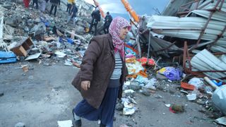 Salvatorii &icirc;n timp ce scot oamenii de sub dăr&acirc;măturile produse de cutremurul din Turcia