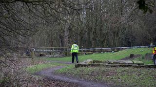 O adolescentă &icirc;n v&acirc;rstă de 16 ani a fost găsită fără suflare &icirc;ntr-un parc din Warrington