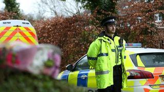 O adolescentă &icirc;n v&acirc;rstă de 16 ani a fost găsită fără suflare &icirc;ntr-un parc din Warrington