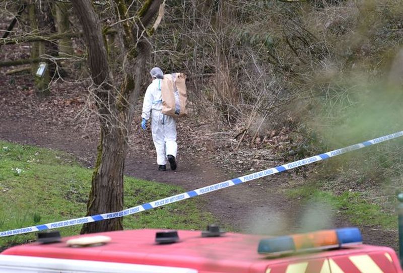 O adolescentă în vârstă de 16 ani a fost găsită fără suflare într-un parc din Warrington