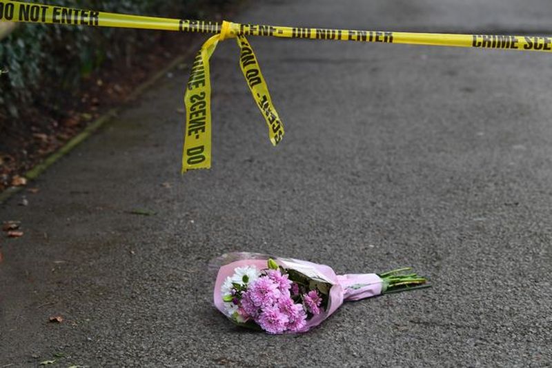 O adolescentă în vârstă de 16 ani a fost găsită fără suflare într-un parc din Warrington