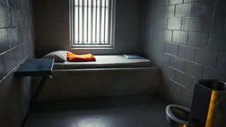 O angajată a primăriei a fost arestată după ce a cerut 1.000 de euro mită pentru eliberarea autorizaţiei de construcţie pentru o casă