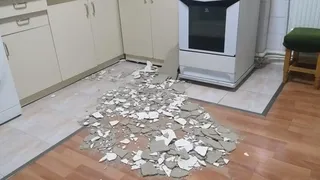 VIDEO - O femeie din Suceava a ajuns la spital după ce i-a căzut tavanul în cap. De vină ar fi fost renovarea apartamentului de deasupra