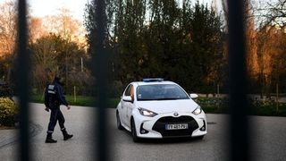 Capul unei femei decapitate a fost găsit într-un parc din Paris, după ce alte părți ale corpului au fost găsite în apropiere