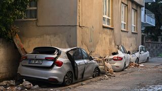 O clădire s-a urcat peste mașinile parcate lângă ea! Imagine șocantă din Adiyaman, Turcia, după cutremur. FOTO