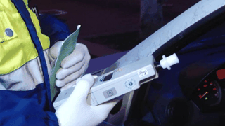 Un șofer de microbuz prins beat la volan a fugit cu tot cu elevi