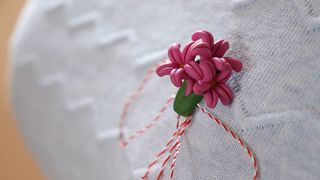 1 Martie 2023: Ce semnifică Mărțișorul și cum trebuie purtat pentru a avea noroc? Ce se spune despre persoanele care oferă mărțișoare?