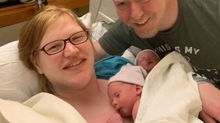 FOTO - Ei sunt gemenii a căror mamă este cu doar 3 ani mai în vârstă decât ei! Cum este posibil