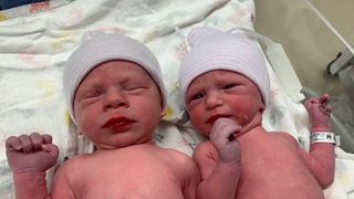 Ei sunt gemenii a căror mamă este cu doar 3 ani mai &icirc;n v&acirc;rstă dec&acirc;t ei! Cum este posibil