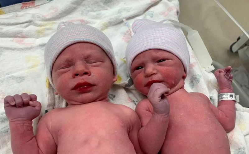 Ei sunt gemenii a căror mamă este cu doar 3 ani mai în vârstă decât ei! Cum este posibil