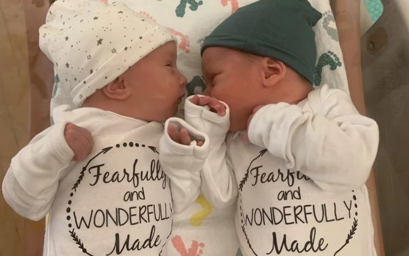 Ei sunt gemenii a căror mamă este cu doar 3 ani mai în vârstă decât ei! Cum este posibil