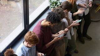 Adolescenții americani sunt din ce &icirc;n ce mai afectați mintal, &icirc;n special fetele din cauza aplicațiilor social media, conform unui studiu din SUA.