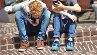 Depresia în rândul tinerilor a crescut cu 149% în ultimul deceniu. Rețelele sociale, principalul motiv al problemelor mintale și al sinuciderilor