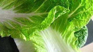 Varza chinezească. Ce este și cum se consumă?