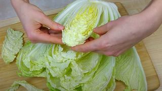 Varza chinezească. Ce este și cum se consumă?