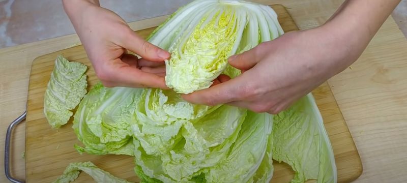 Varza chinezească. Ce este și cum se consumă?