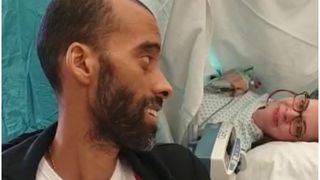 A ales să nască prematur pentru ca tatăl să-și vadă fetița cu două zile înainte de a muri. Caz tulburător