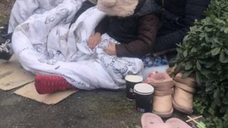 Povestea emoționantă a unei familii de români din Franța. Cu doi copii mici, aceștia locuiesc pe o cutie de carton