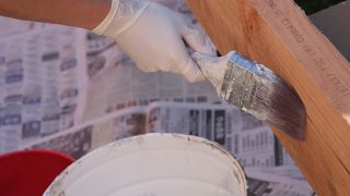 VIDEO - Prețurile mari cerute de muncitori pentru renovări i-au făcut pe români să devină zugravi sau instalatori peste noapte