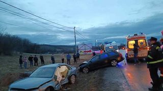 Accident rutier grav pe DN 2: două mașini au fost implicate, iar trei persoane necesită îngrijiri medicale