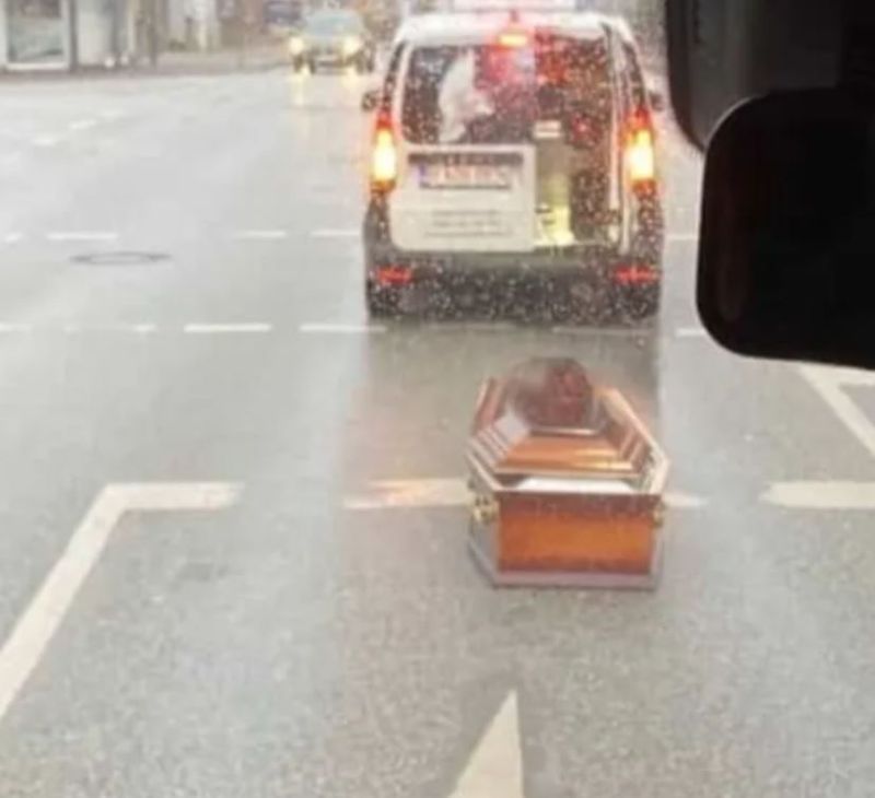 Ultimul drum spre casă al lui Nicolae a fost plin de peripeții. Sicriul în care se afla trupul românului s-a răsturnat în mijlocul drumului