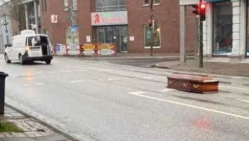 Ultimul drum spre casă al lui Nicolae a fost plin de peripeții. Sicriul în care se afla trupul românului s-a răsturnat în mijlocul drumului