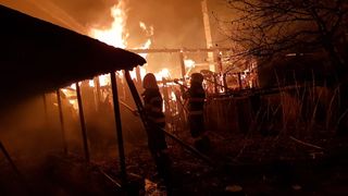 VIDEO- Incendiu de proporții în Satu Mare. Pompierii s-au luptat mai bine de 3 ore să lichideze flăcările