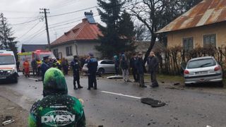 Accident tragic &icirc;n această dimineață! Un şofer rămas &icirc;ncarcerat a murit şi alţi doi au fost răniți după ce trei mașini s-au ciocnit violent
