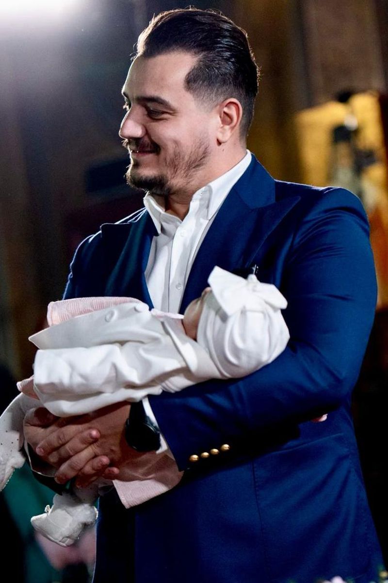 Weekend plin de emoții pentru Bursucu!  Îndrăgitul prezentator de la Kanal D a fost naș de botez pentru prima oară