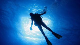 O femeie a fost identificată în albia râului Bistrița