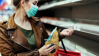 Publicația Wall Street Journal le sugerează americanilor să mănânce două mese pe zi, în loc de trei, pentru a face economie