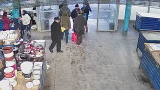 VIDEO- Un hoț din Bacău a furat telefonul mobil al unui bărbat, la piață