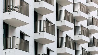 Moarte suspectă în Capitală, după ce o femeie s-a prăbușit de la etaj