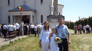 Familia Tatianei, fata de 15 ani din Satu Mare, lovită de mașină &icirc;n fața școlii a ridicat o troiță &icirc;n memoria ei, la un an de la tragedie.