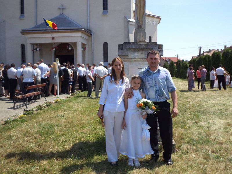 Familia Tatianei, fata de 15 ani din Satu Mare, lovită de mașină în fața școlii a ridicat o troiță în memoria ei, la un an de la tragedie.