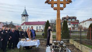 Familia Tatianei, fata de 15 ani din Satu Mare, lovită de mașină &icirc;n fața școlii a ridicat o troiță &icirc;n memoria ei, la un an de la tragedie.