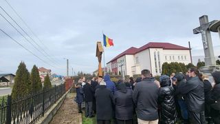 Familia Tatianei, fata de 15 ani din Satu Mare, lovită de mașină &icirc;n fața școlii a ridicat o troiță &icirc;n memoria ei, la un an de la tragedie.