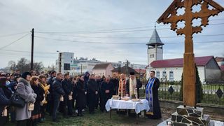 Familia Tatianei, fata de 15 ani din Satu Mare, lovită de mașină &icirc;n fața școlii a ridicat o troiță &icirc;n memoria ei, la un an de la tragedie.