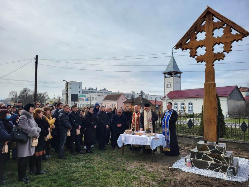 Familia Tatianei, fata de 15 ani din Satu Mare, lovită de mașină în fața școlii a ridicat o troiță în memoria ei, la un an de la tragedie.