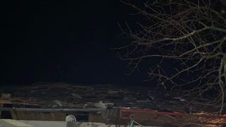 Rafalele puternice de vânt au cauzat pagube în mai multe zone. Bucăți din acoperiș au căzut peste mașini