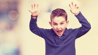 VIDEO- Un copil de clasa a III- a din Târgoviște terorizează școala: a alergat un coleg cu o foarfecă și face probleme cadrelor didactice