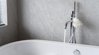 Moarte suspectă în Dâmbovița: o elevă de 17 ani a fost găsită fără suflare, în cadă, de tatăl ei