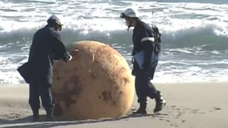 O minge gigantică de fier a fost descoperită pe o plajă din Japonia