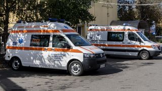 Un bărbat a căzut de la etajul cinci al unui bloc și a murit pe loc